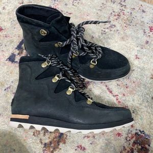 Sorel women’s lace up shoes boots size 6
